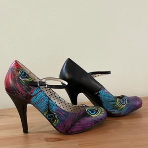 Peacock print mary jane heeled pumps